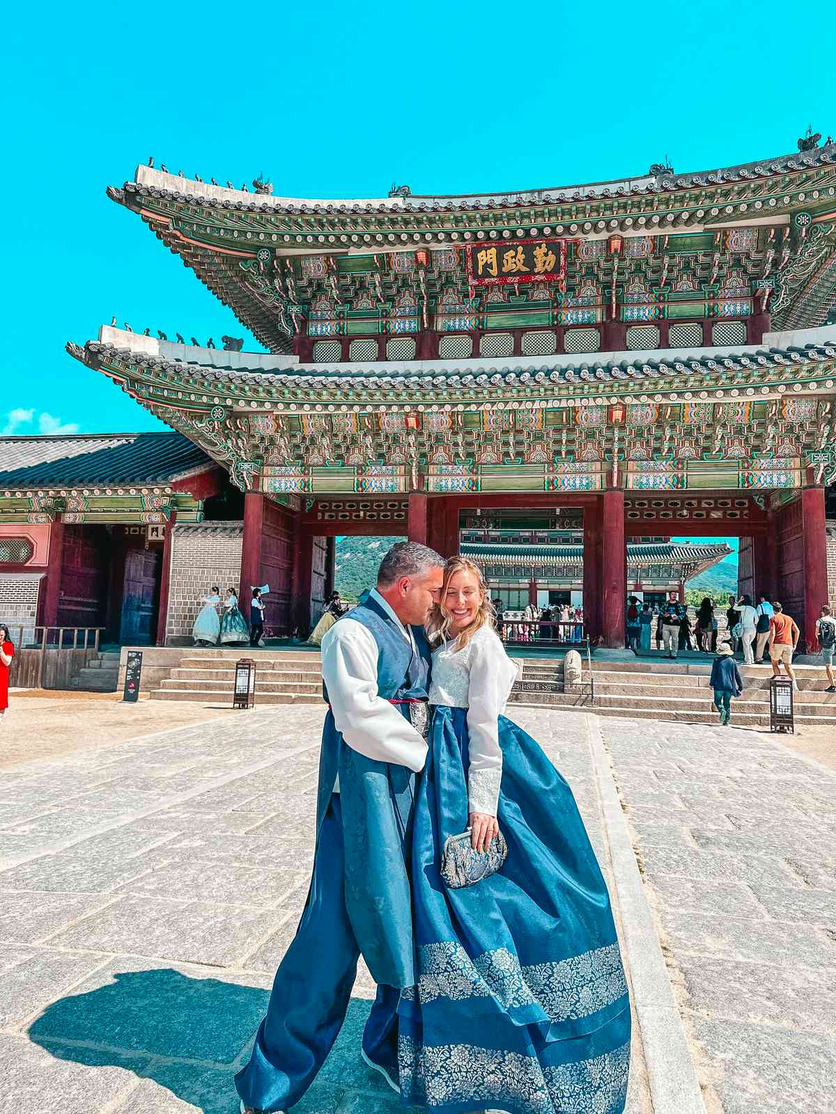 Couple in hanboks in front of the Gyeongbokgung Palace in Seoul